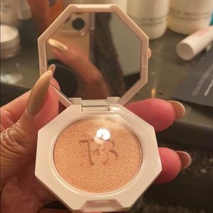 Fenty beauty highlighter ( hustla baby) new